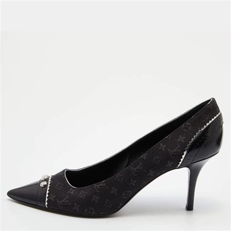 louis vuitton black v pointed toe pumps|Signature Pumps .